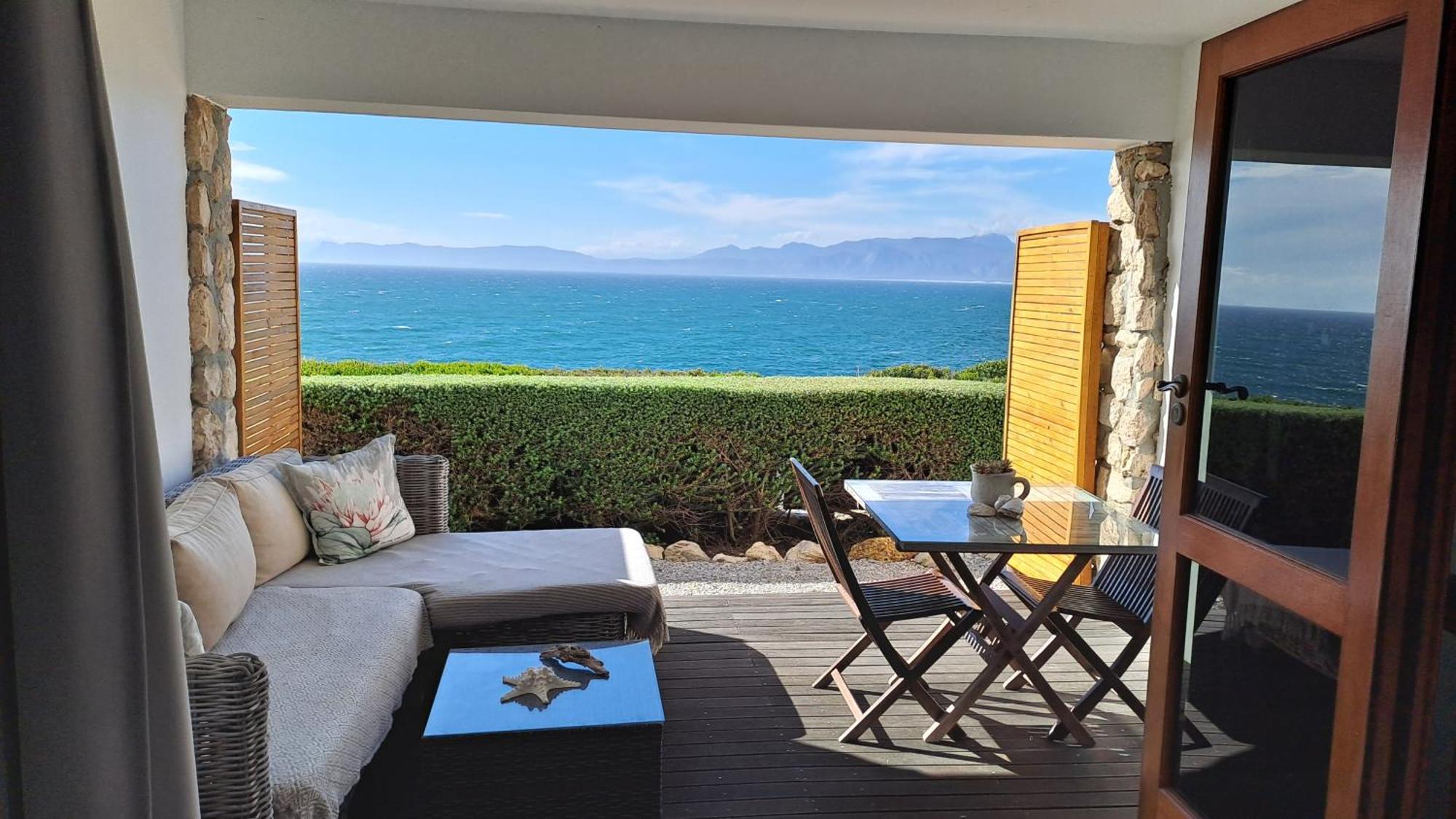 Kleinzee Oceanfront Guesthouse Gansbaai Bagian luar foto